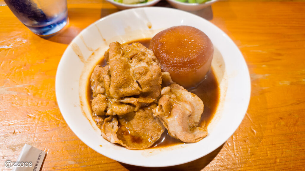 黒味噌だしで煮込まれた黒豚ロースおでんのアップ