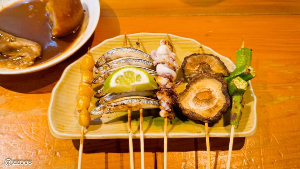  ぎんなんやきびなごなど数種類の串焼き盛り合わせ