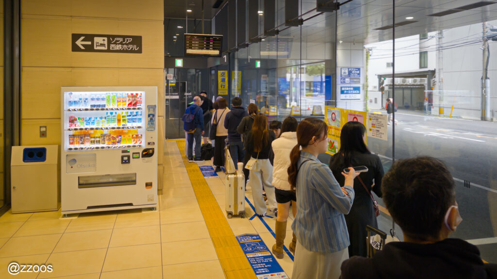 鹿児島バスターミナルで空港バスを待つ乗客たち