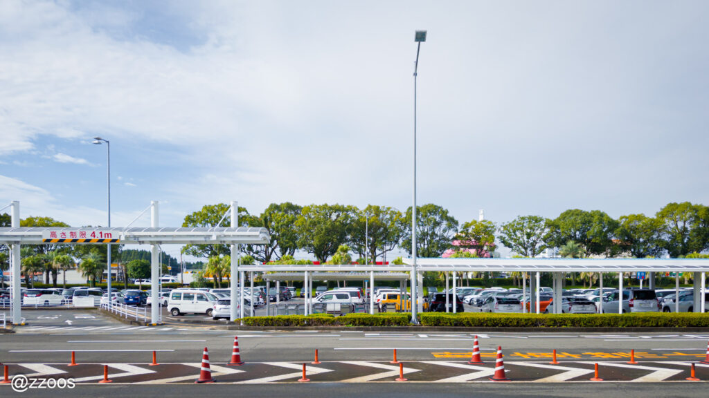 バスの車窓から見える鹿児島空港周辺の風景