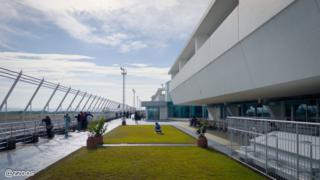 鹿児島空港国内線ターミナル3階の展望デッキと滑走路