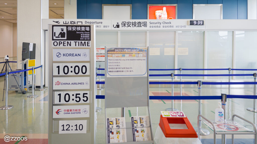 まだ閉まっている鹿児島空港の保安検査場