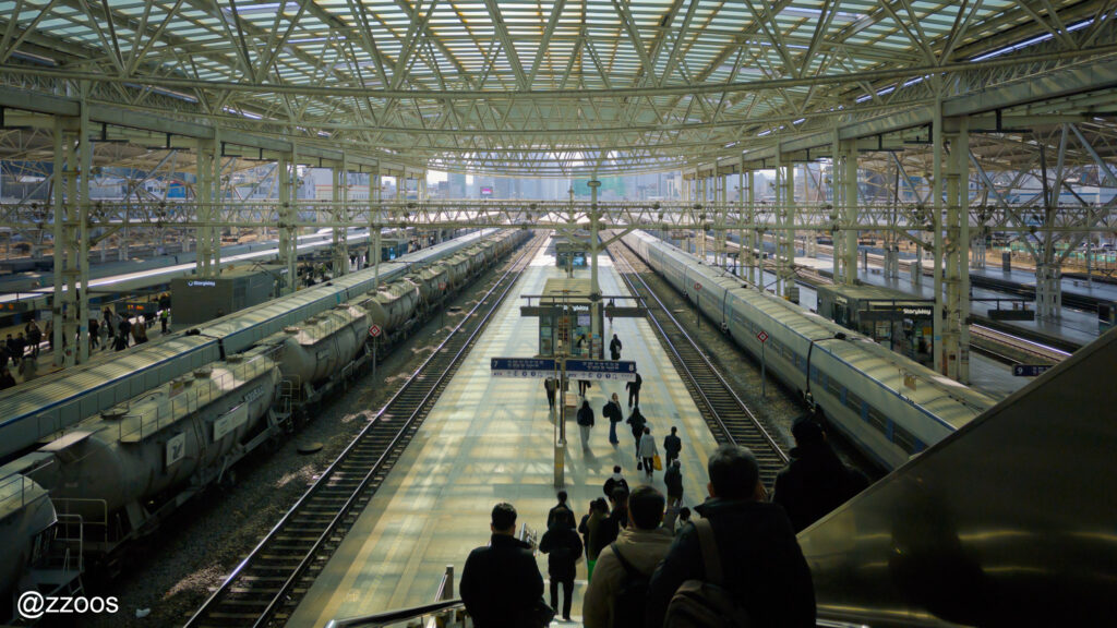 エスカレーターでソウル駅のホームへ降りる場面