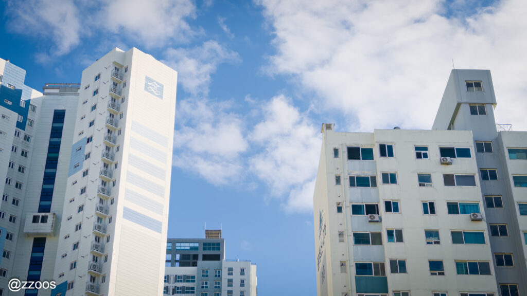 モクポのアパートと空の風景