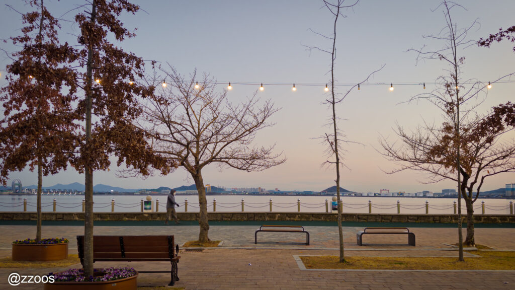 平和広場から見た夕暮れの海