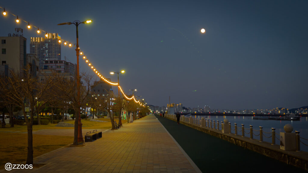 日が暮れて暗くなった平和広場