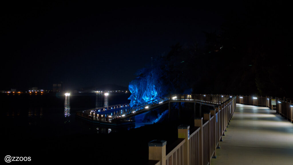 ガッパウィへ続くデッキの夜景