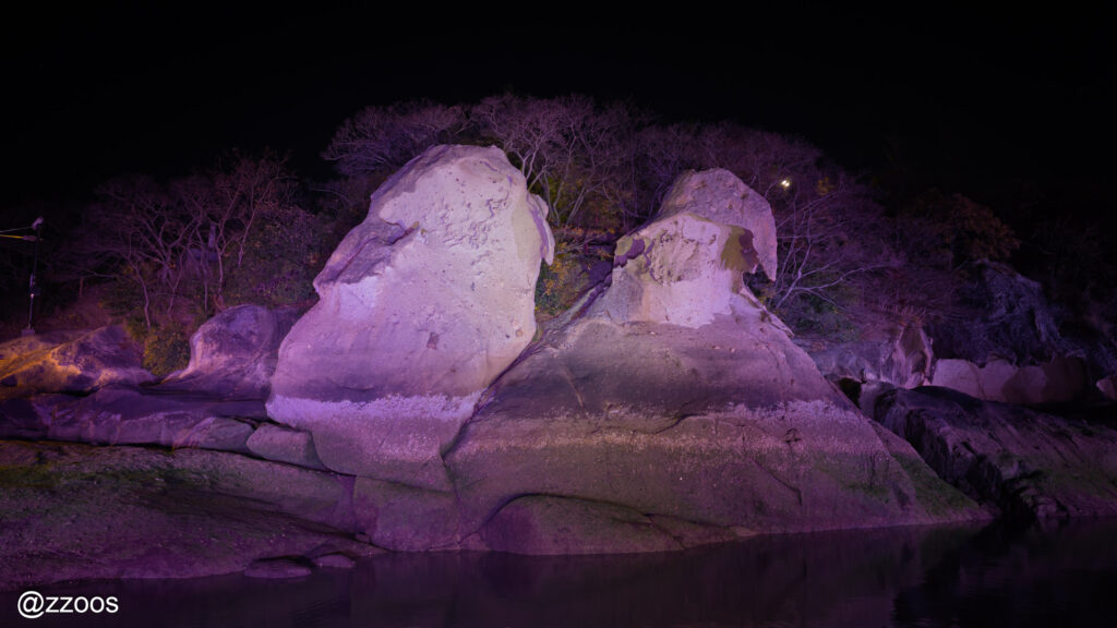 ライトに照らされたガッパウィの夜景