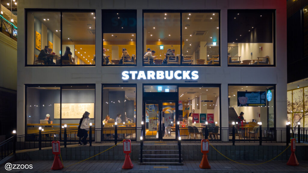 ピョンファ広場周辺の夜の風景。