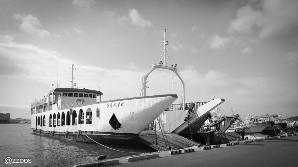 モクポ北港に停泊するカーフェリー