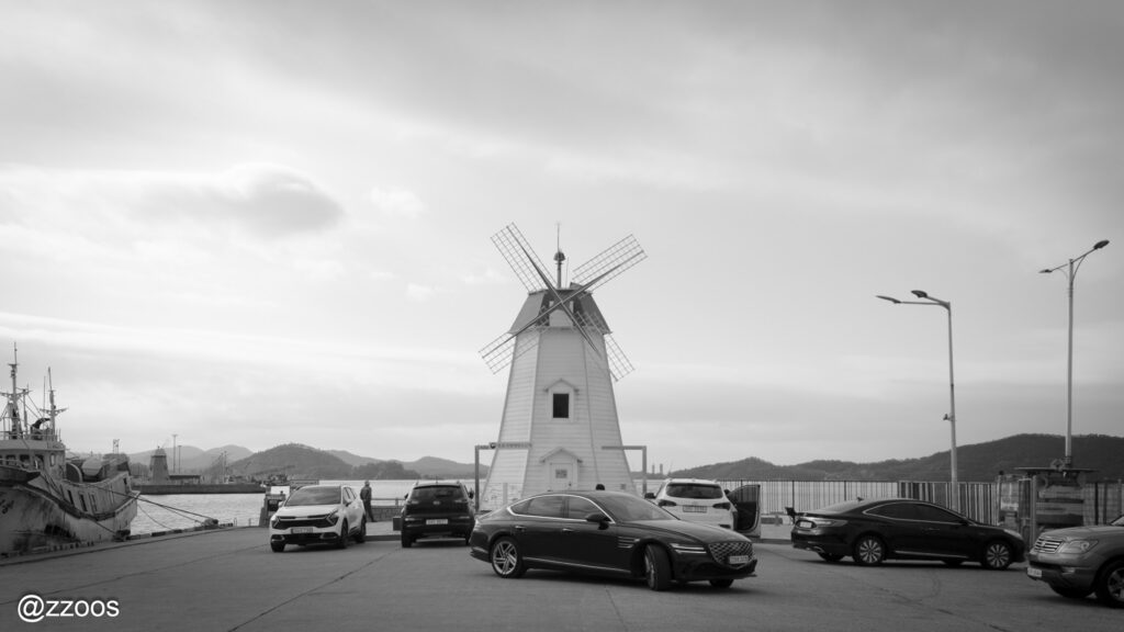 北港の先端に立つ風車灯台