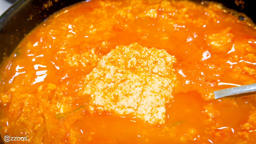 スンドゥブチゲの中の豆腐のアップ