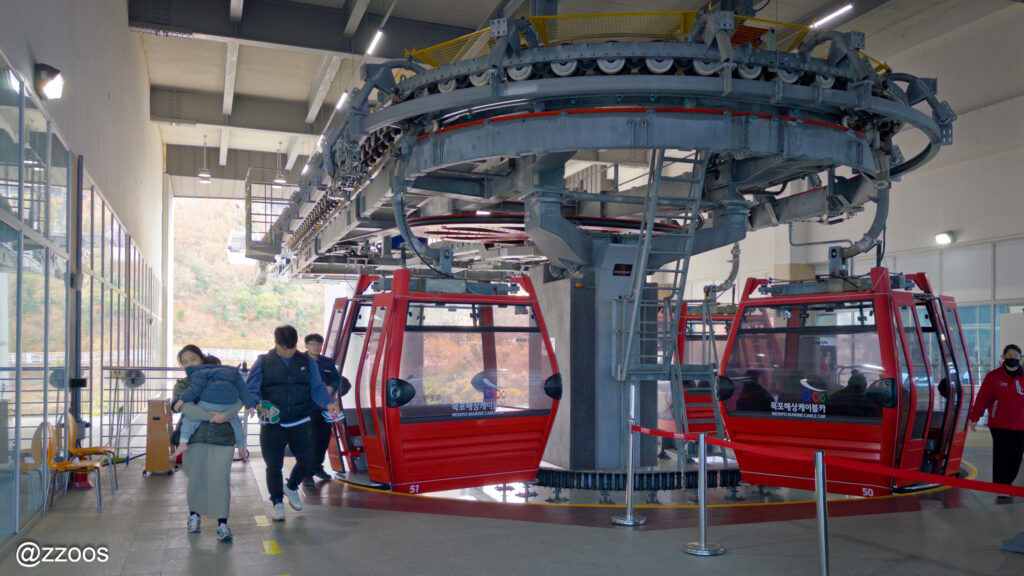 モクポ海上ケーブルカーの乗車待ちの人々