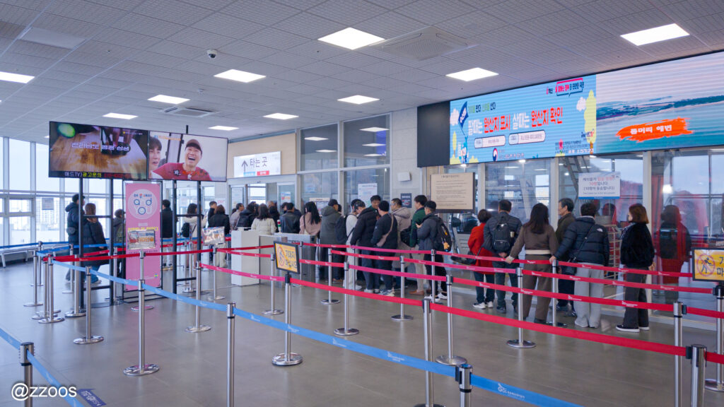 モクポ海上ケーブルカーに乗車する様子