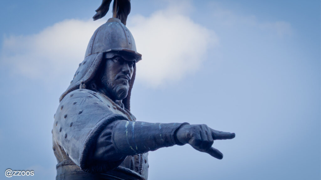 ゴハドにある李舜臣将軍の銅像