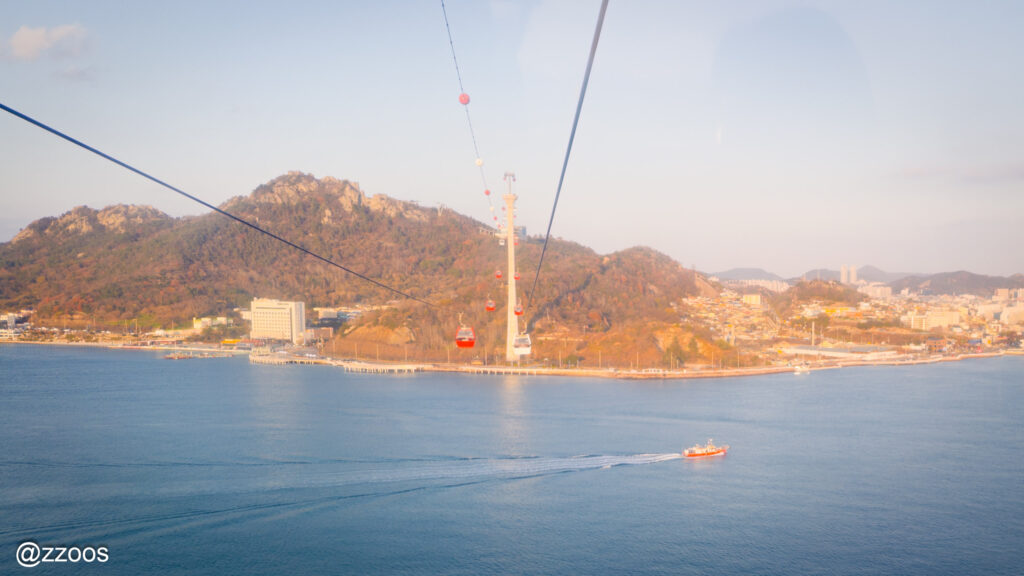 ケーブルカーと海、その上を行く船