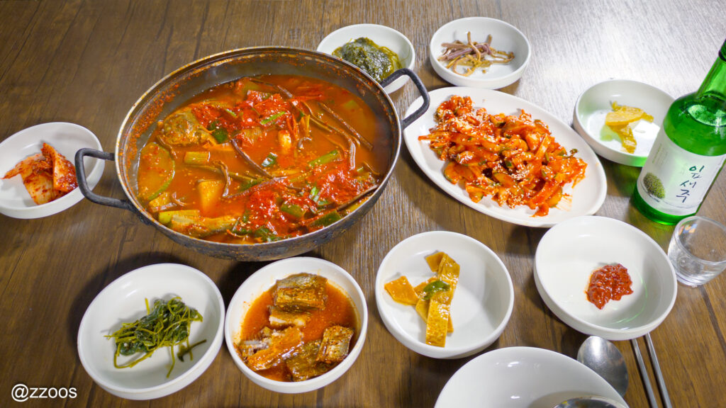 料理とおかずが並んだ食卓