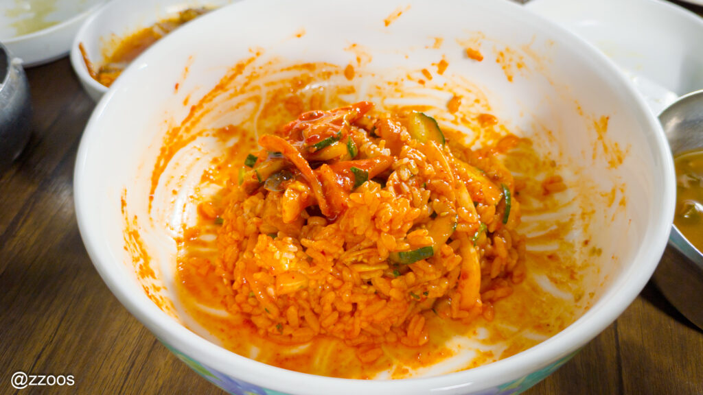 ジュンチ和えを混ぜたご飯のアップ