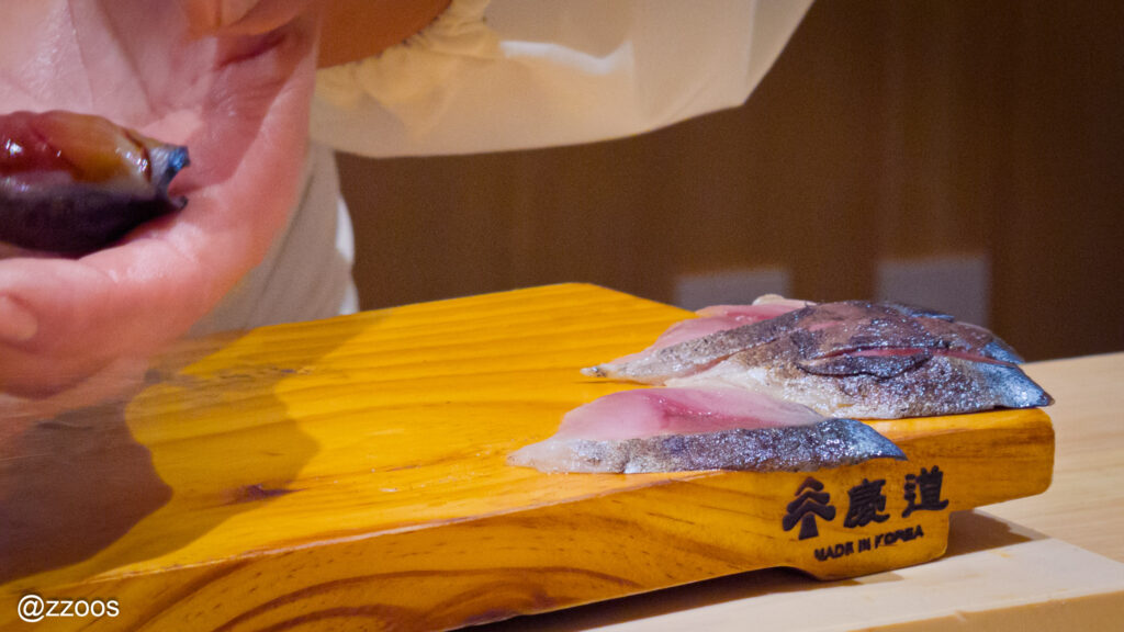 サバのネタを仕込むシェフの手元