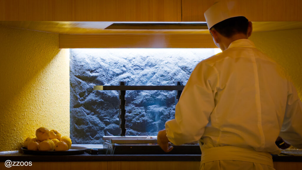 火鉢で鰻を焼くシェフの後ろ姿