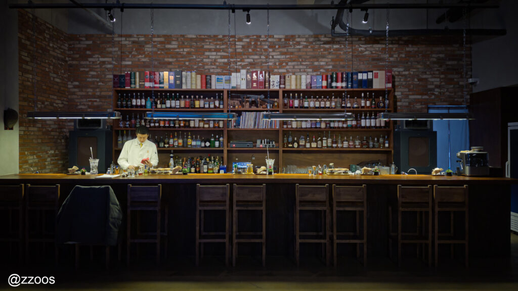 雰囲気の良いバーの店内とバーテンダー