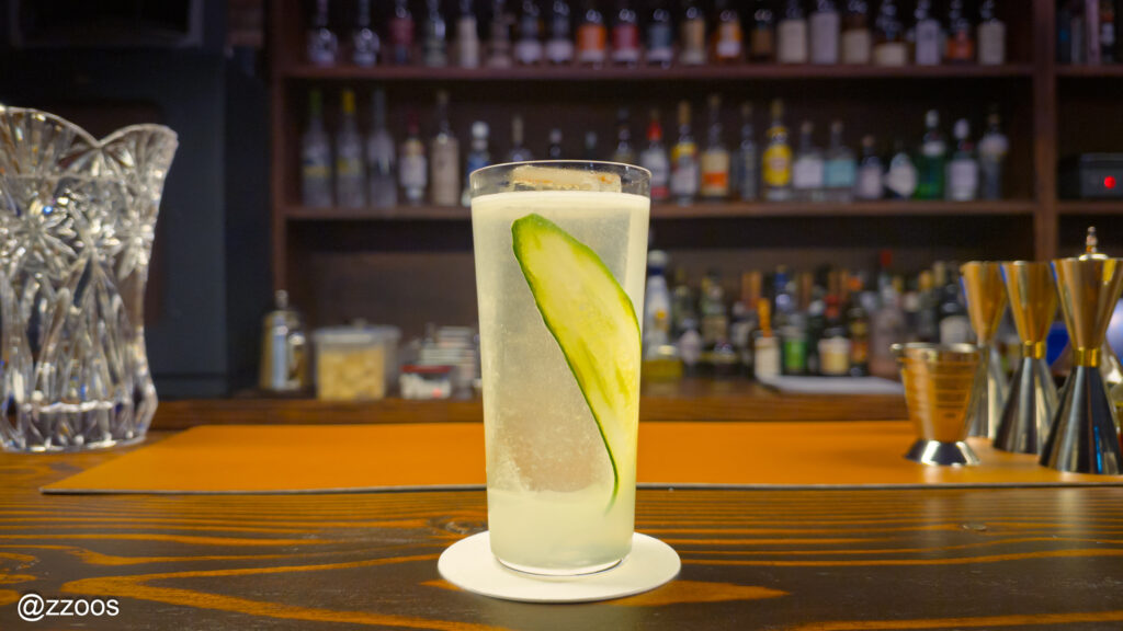 細長いグラスにきゅうりを添えたカクテル