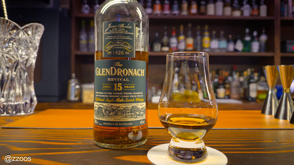 モルトウイスキーのボトルとグラス