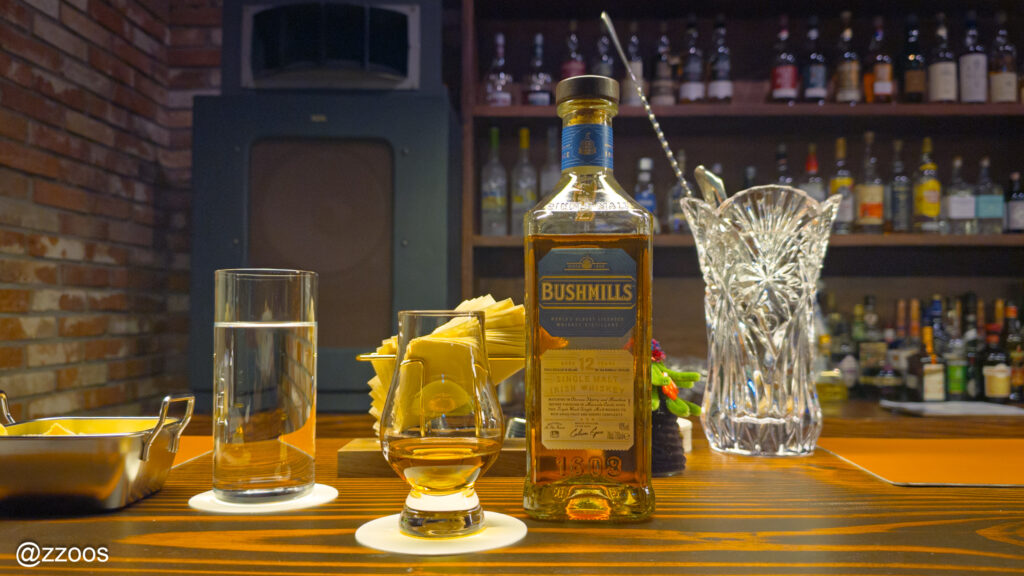 モルトウイスキーのボトルとグラス