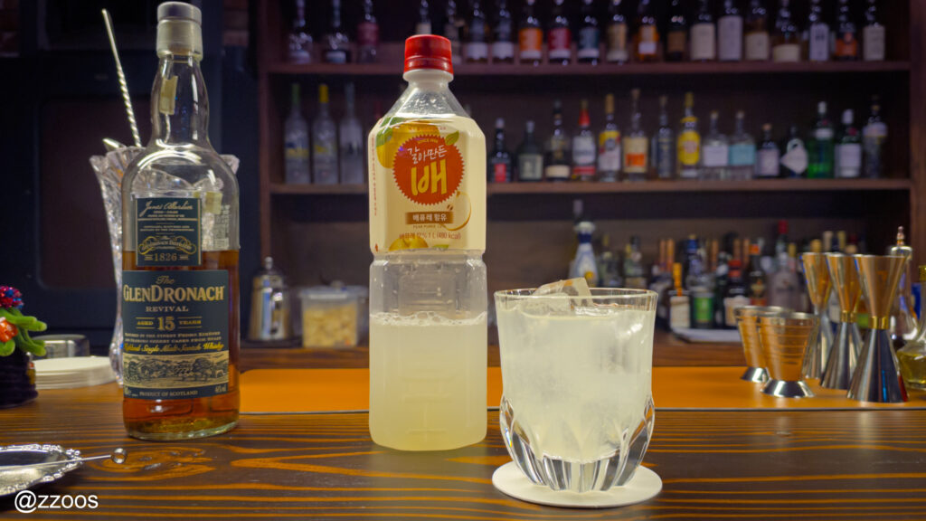 果物飲料のペットボトルとグラス