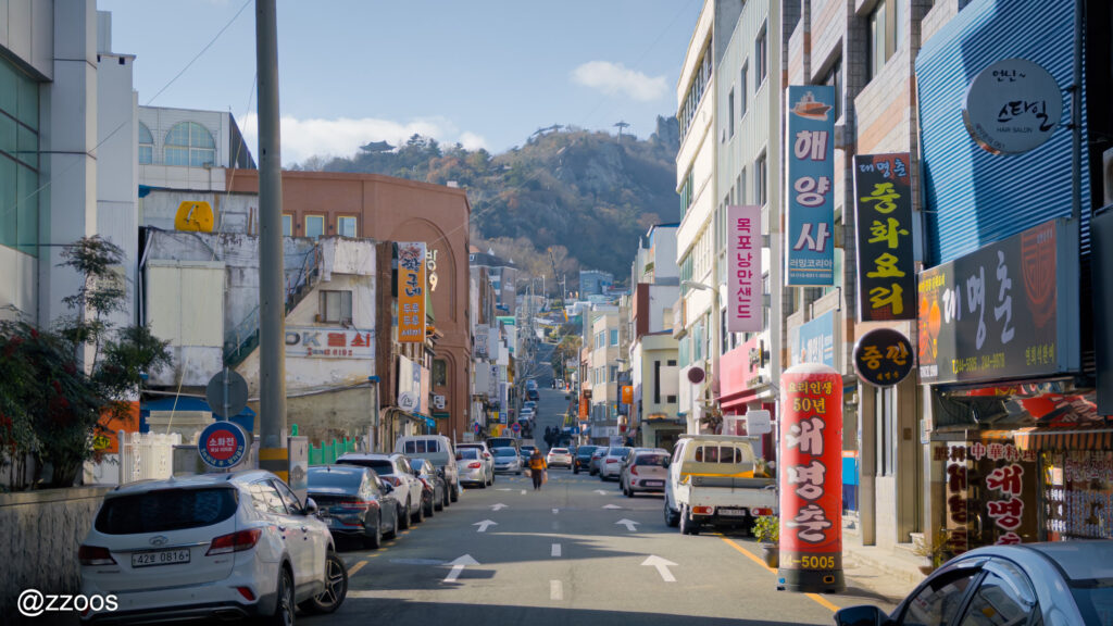 遠くに儒達山が見える旧市街の通り