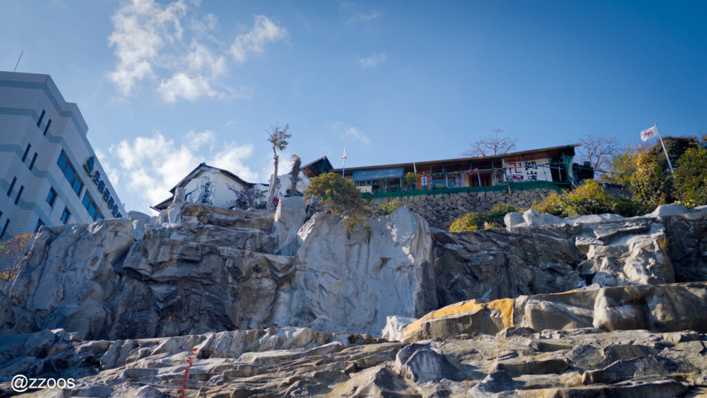 岩の丘の上にある不思議な建物