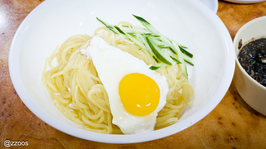 中華麺の上にのったきゅうりと目玉焼き