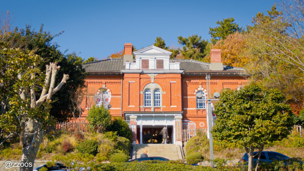 赤レンガ建物の正面