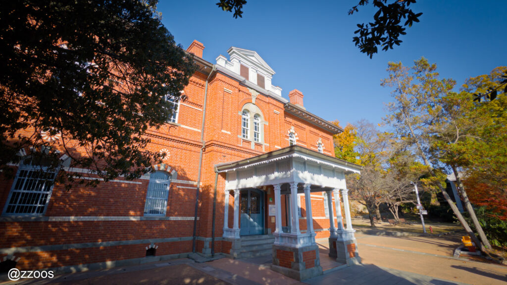 赤レンガ建物とその入口