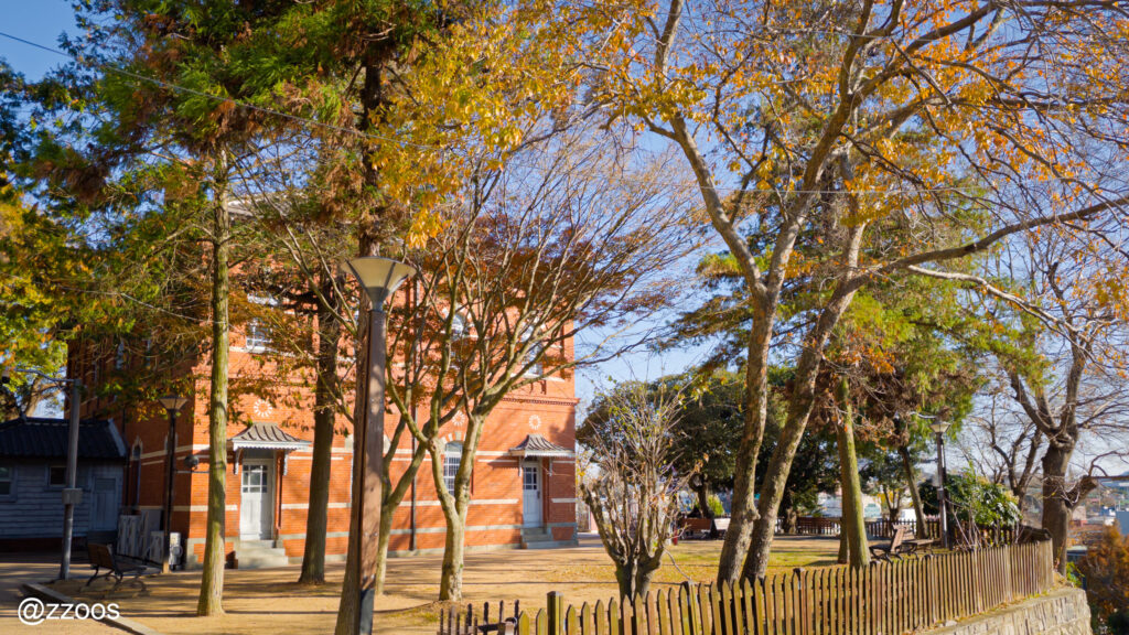  木々の間にたたずむ赤レンガの建物