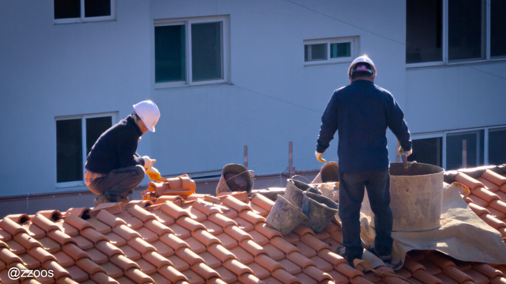 屋根の上で作業する人たち
