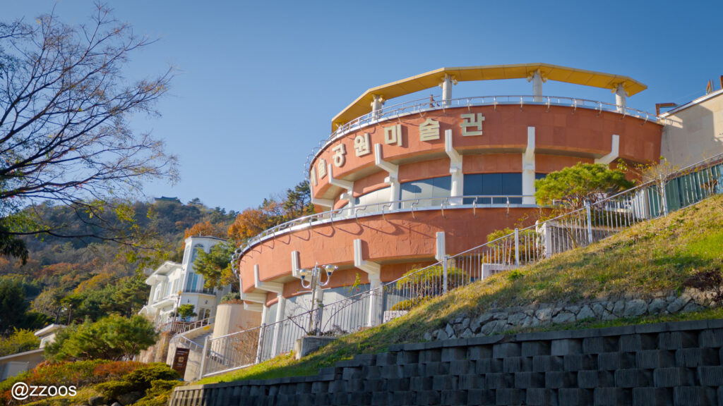 丘の上に建つ美術館