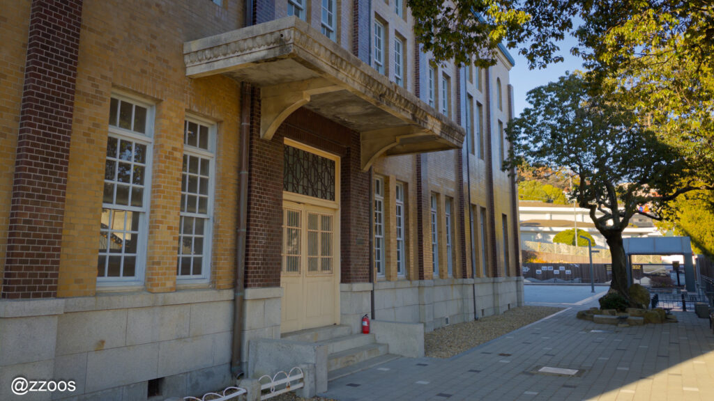 古いレンガ建物の入口