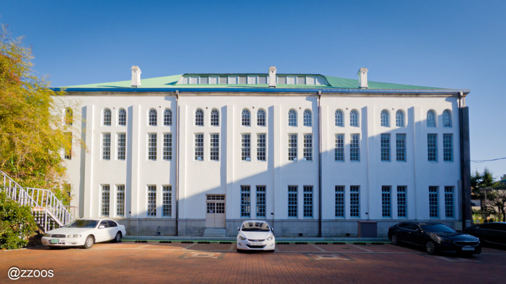 規則的な窓が並ぶ建物の裏面