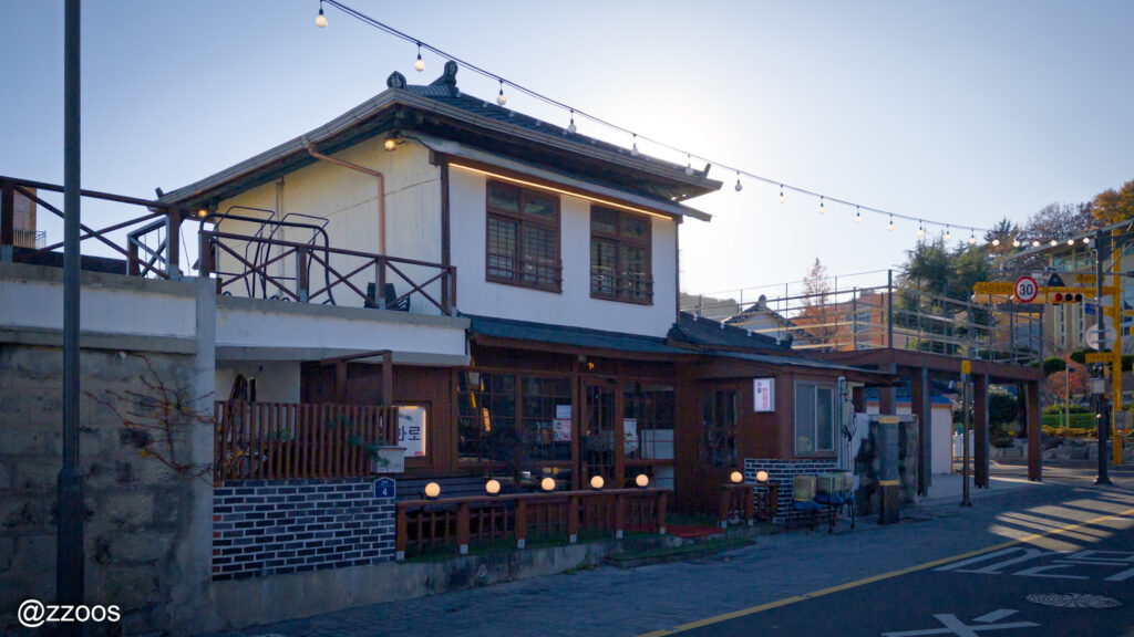 日本式建物を改装したカフェ