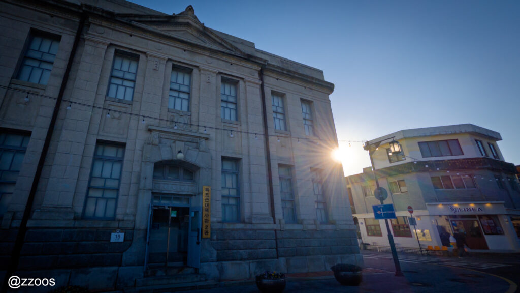 建物の間から差し込む日差し