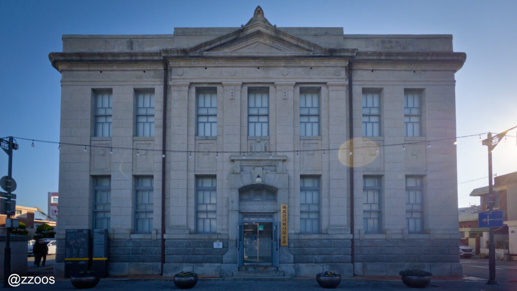 石造りの博物館建物の正面