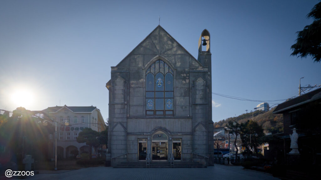 石造りの聖堂の正面