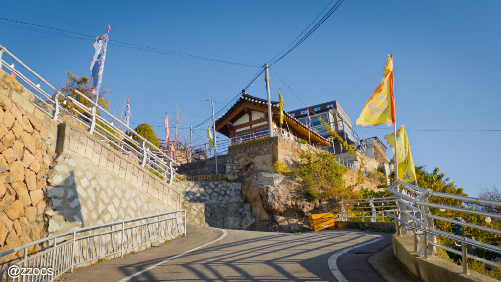 急な上り坂の先に見える韓国の伝統建築