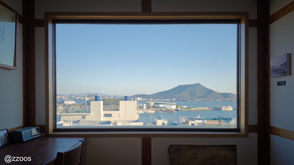 勉強部屋の窓から見える海の風景