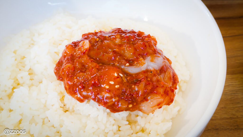 白ご飯の上にのせたヤンニョムのワタリガニの身