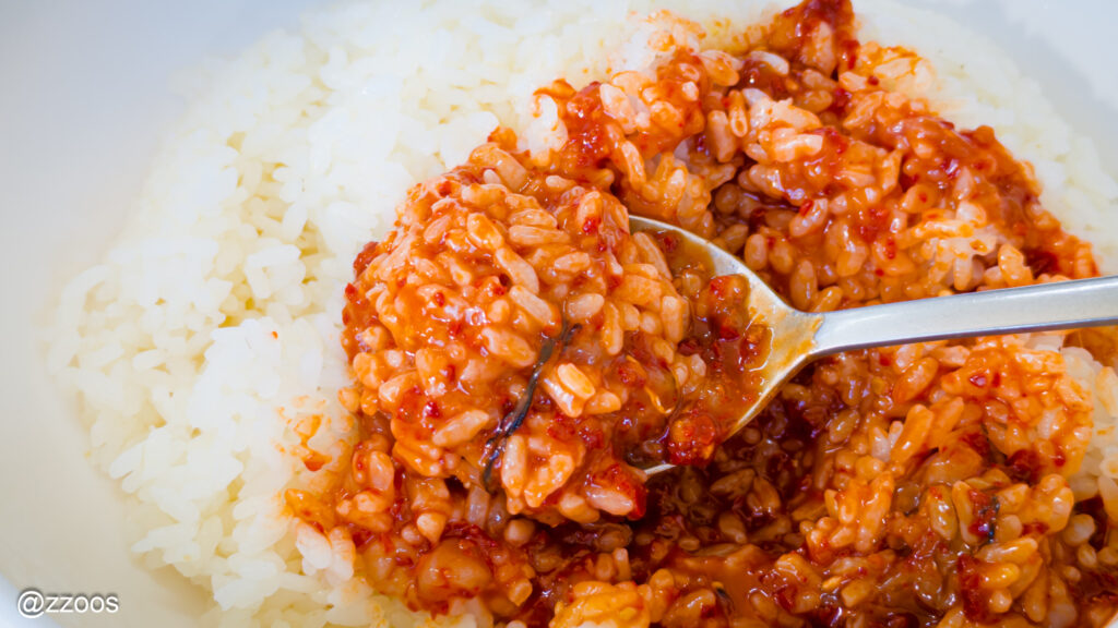 ご飯とヤンニョムをよく混ぜた一口