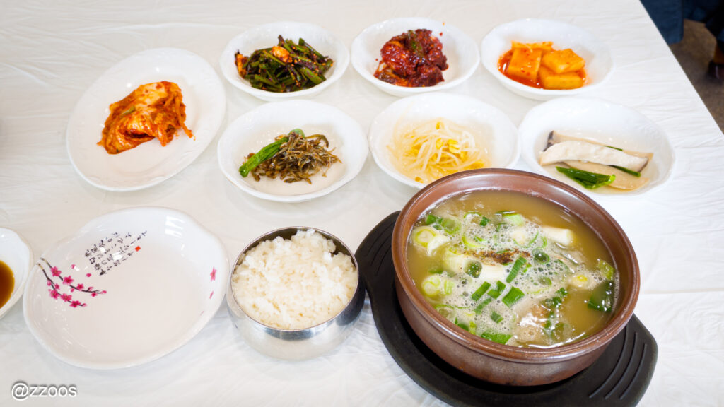 さまざまなおかずとご飯とスープ。韓国式の食卓