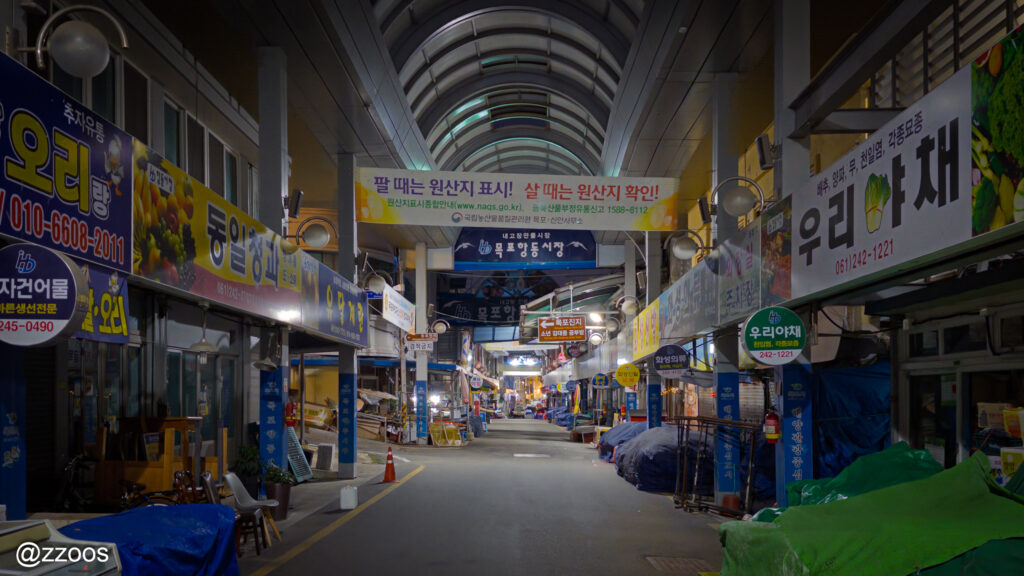 韓国の伝統市場の夜景