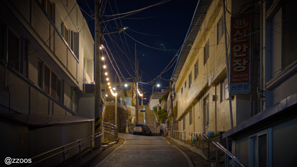 住宅街の裏路地の夜景